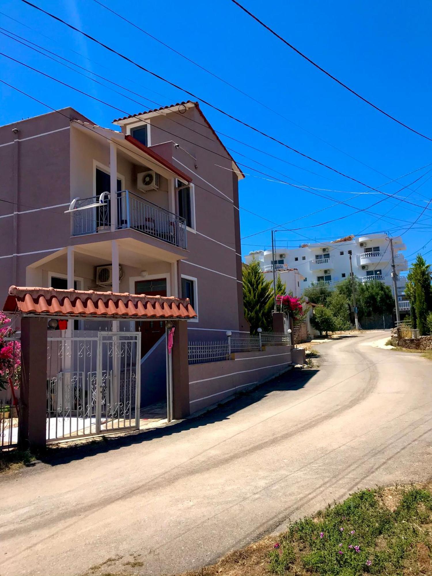 Apartments Villa Dovinefa Ксамил Екстериор снимка